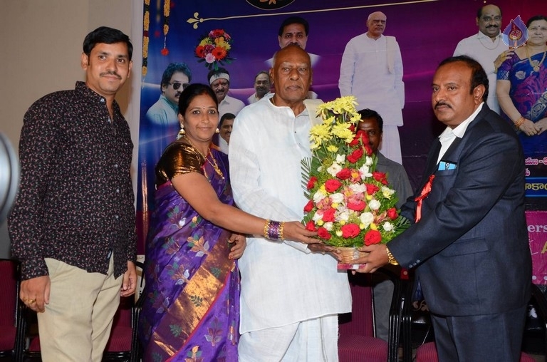 Telugu Cinema World Records Felicitation Press Meet - 8 / 42 photos