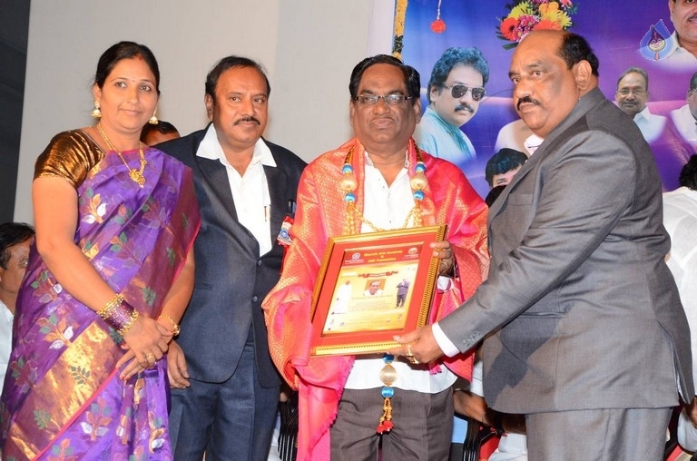 Telugu Cinema World Records Felicitation Press Meet - 21 / 42 photos