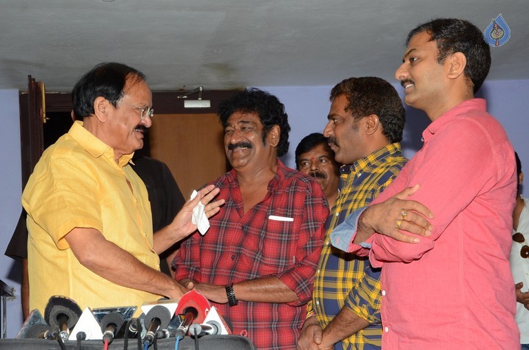 Venkaiah Naidu watches Chuttalabbayi Movie - 12 / 27 photos