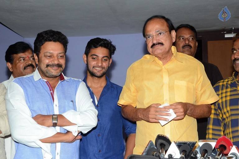 Venkaiah Naidu watches Chuttalabbayi Movie - 16 / 27 photos