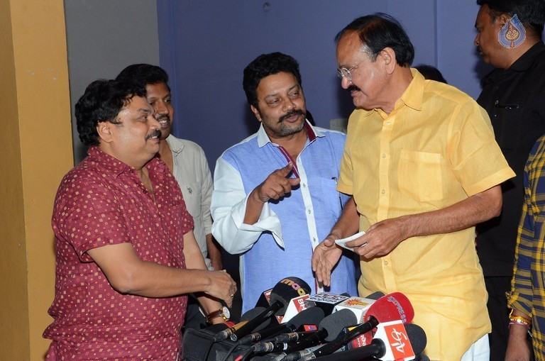 Venkaiah Naidu watches Chuttalabbayi Movie - 21 / 27 photos