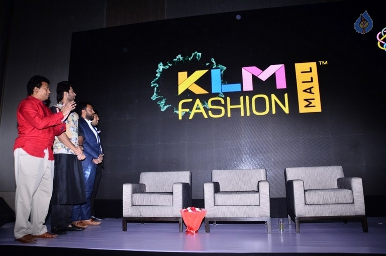 Vijay Devarakonda at KLM Mall Logo Launch event - 4 / 34 photos