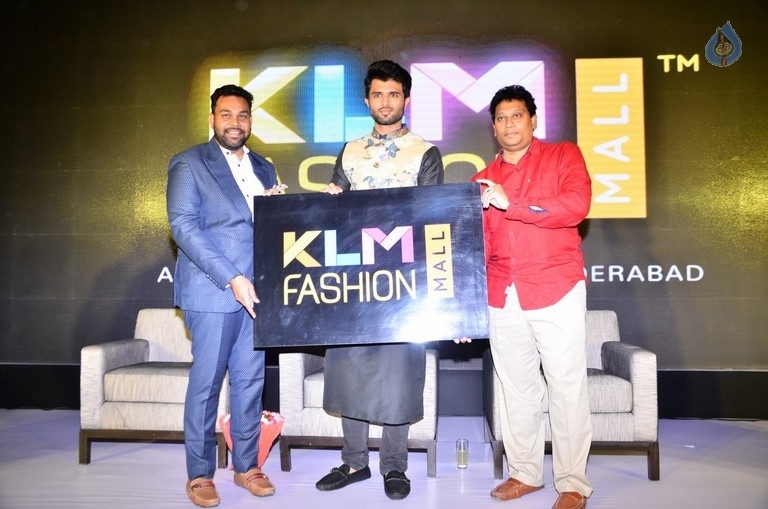 Vijay Devarakonda at KLM Mall Logo Launch event - 7 / 34 photos