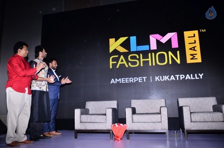 Vijay Devarakonda at KLM Mall Logo Launch event - 12 / 34 photos