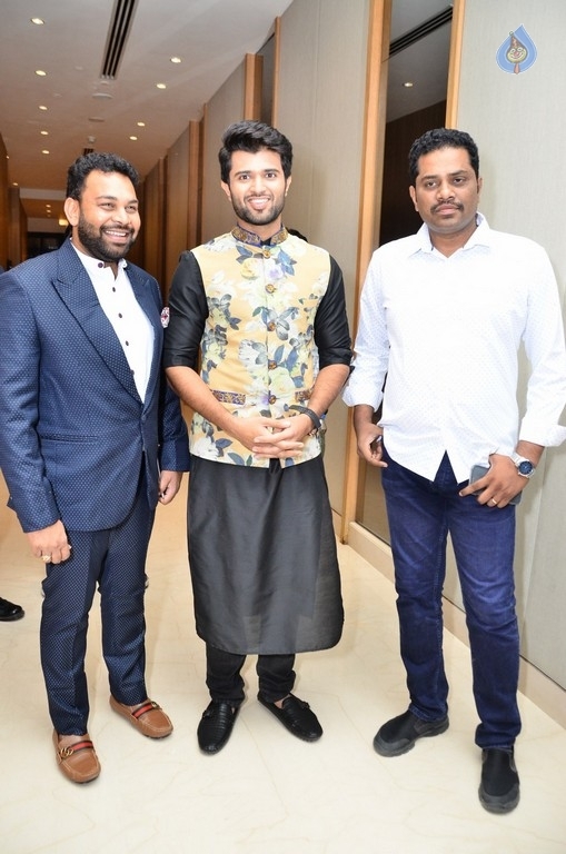 Vijay Devarakonda at KLM Mall Logo Launch event - 14 / 34 photos