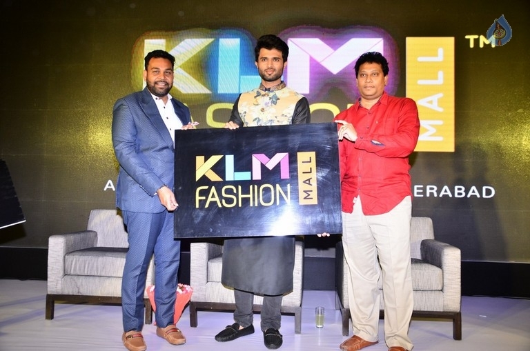 Vijay Devarakonda at KLM Mall Logo Launch event - 20 / 34 photos