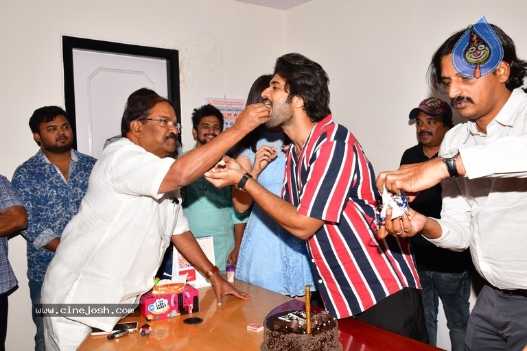 Vijay Deverakonda Birthday Celebrations - 5 / 7 photos
