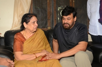 Chiranjeevi And Allu Aravind Has Paid Tribute To Nandagopal - 13 of 21
