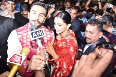 Deepika - Ranveer After Wedding Photos - 22 of 25