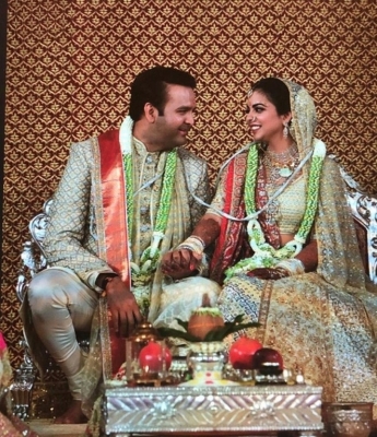 Isha Ambani and Anand Piramal Wedding Reception  - 19 of 48