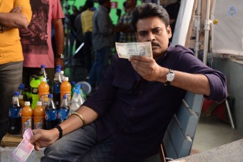 Pawan Kalyan Checking Rs 2000 Note - 2 of 6