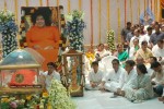 sachin-pays-tribute-to-sathya-sai-baba