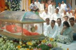 sachin-pays-tribute-to-sathya-sai-baba