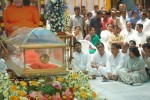 sachin-pays-tribute-to-sathya-sai-baba