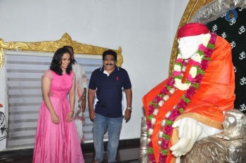 Saina Nehwal Visits Film Nagar Temple - 8 of 38