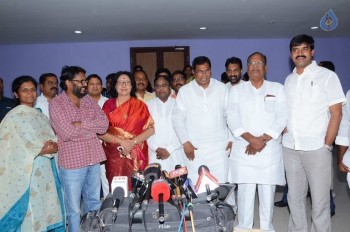 T Congress Leaders Watches Rudramadevi Movie - 3 of 33