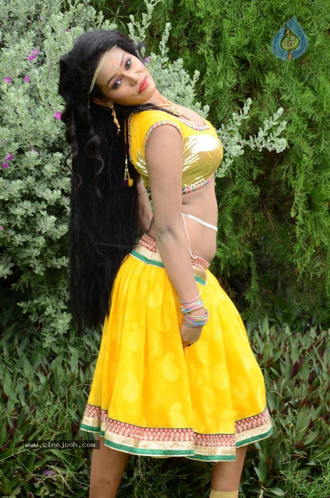 Actress Nisha Hot Stills - 10 / 86 photos