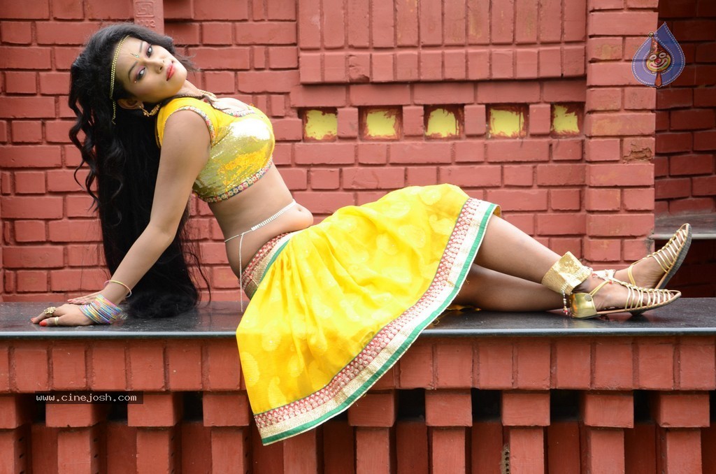 Actress Nisha Hot Stills - 16 / 86 photos