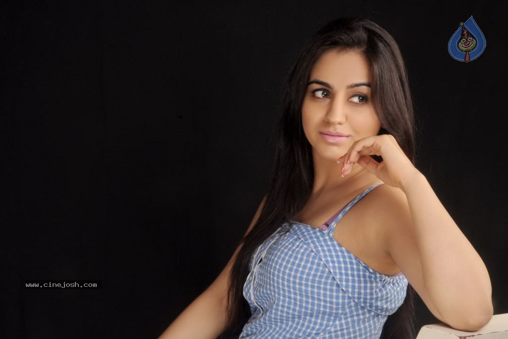 Aksha New Hot Photos - 3 / 11 photos