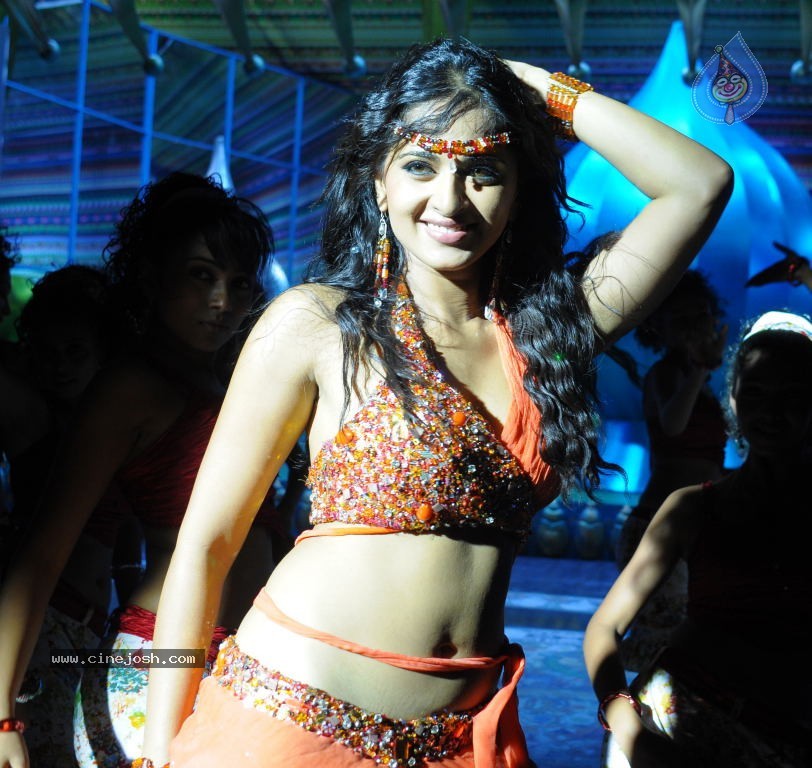 Anushka Spicy Stills - 22 / 33 photos