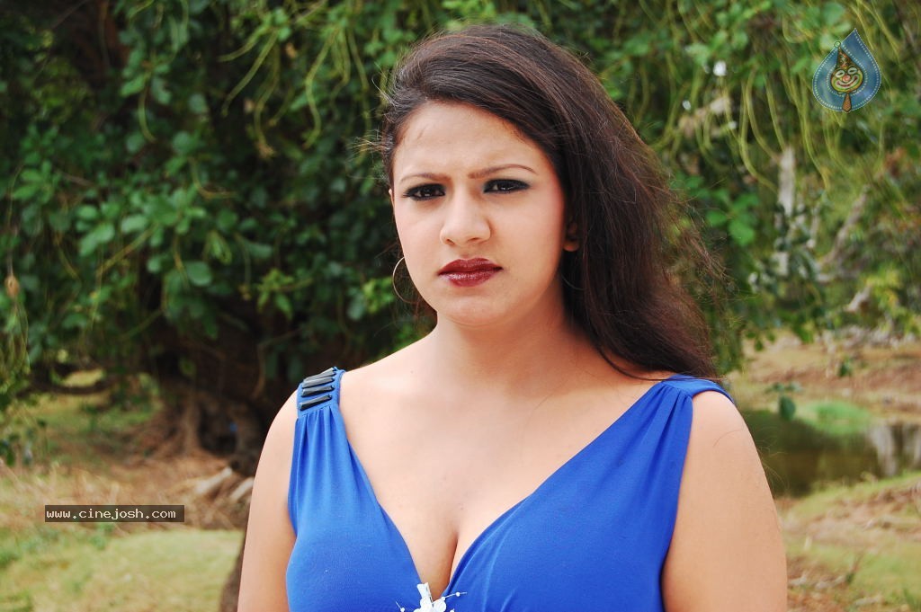 Bhaja Bhajantrilu Movie Hot Stills - 12 / 46 photos