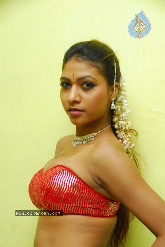 Kruthika Gupta Spicy Stills - 19 / 75 photos