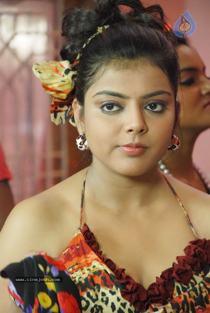 Lollu Dada Parak Parak Tamil Movie Hot Stills - 10 / 55 photos