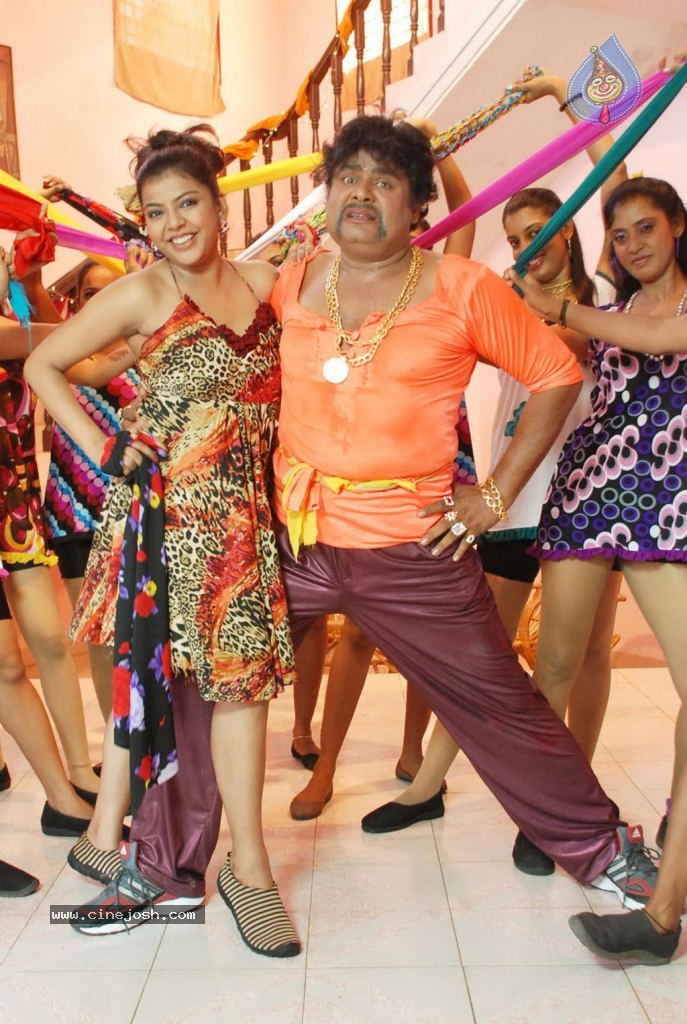 Lollu Dada Parakh Parakh Tamil Movie Spicy Stills - 21 / 35 photos