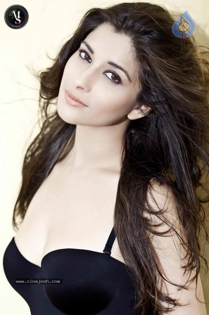 Madhurima Spicy Pics - 5 / 45 photos