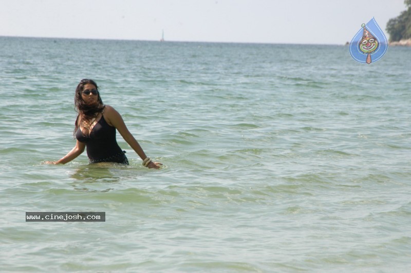 Namitha Spicy Bikini Pics - 19 / 115 photos