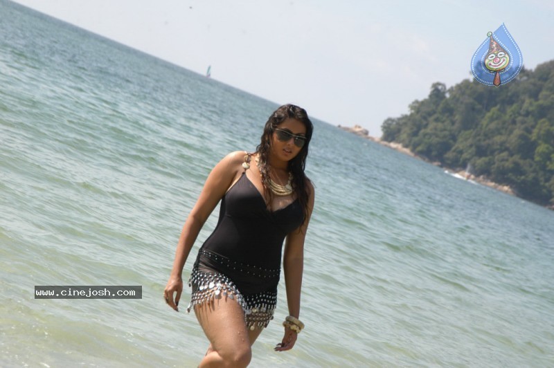Namitha Spicy Bikini Pics - 20 / 115 photos
