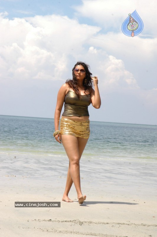 Namitha Spicy Bikini Pics - 21 / 115 photos