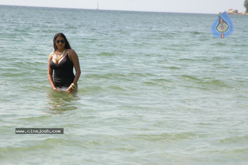 Namitha Spicy Bikini Pics - 39 / 115 photos