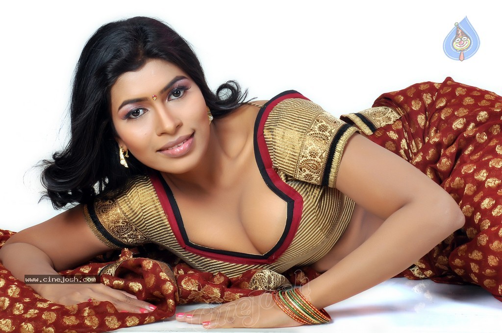 Indian Deep Saree Cleavage