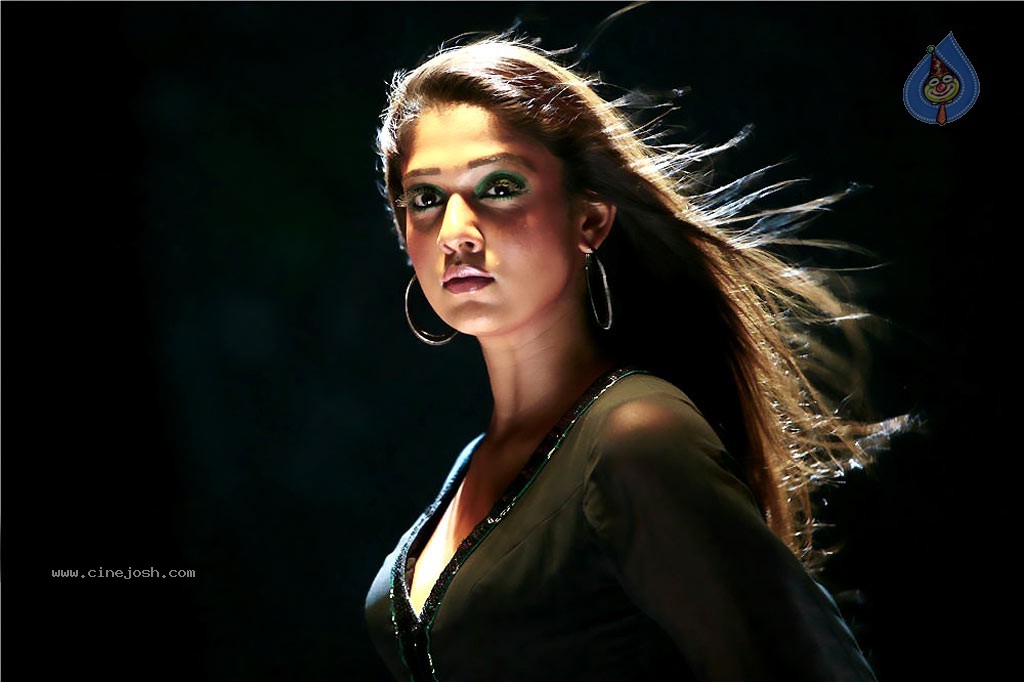 Nayanthara Hot Stills - 13 / 40 photos