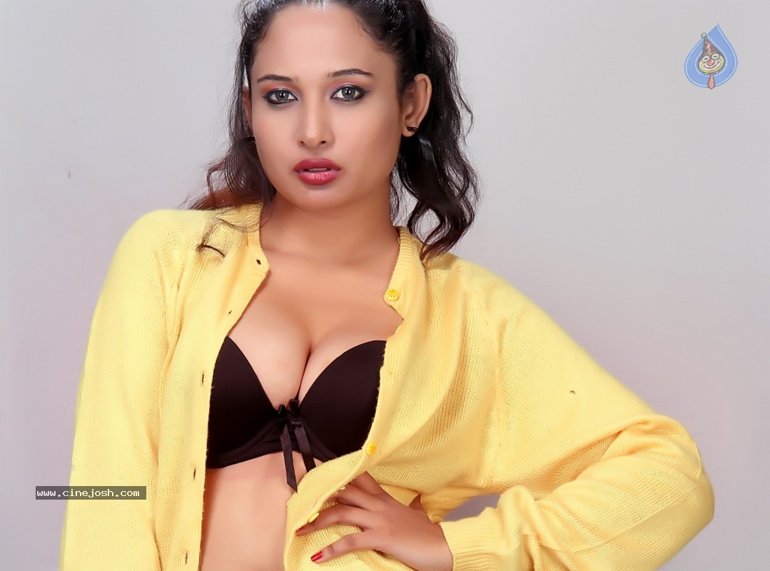 Pearl De Souza Spicy Stills - 2 / 19 photos