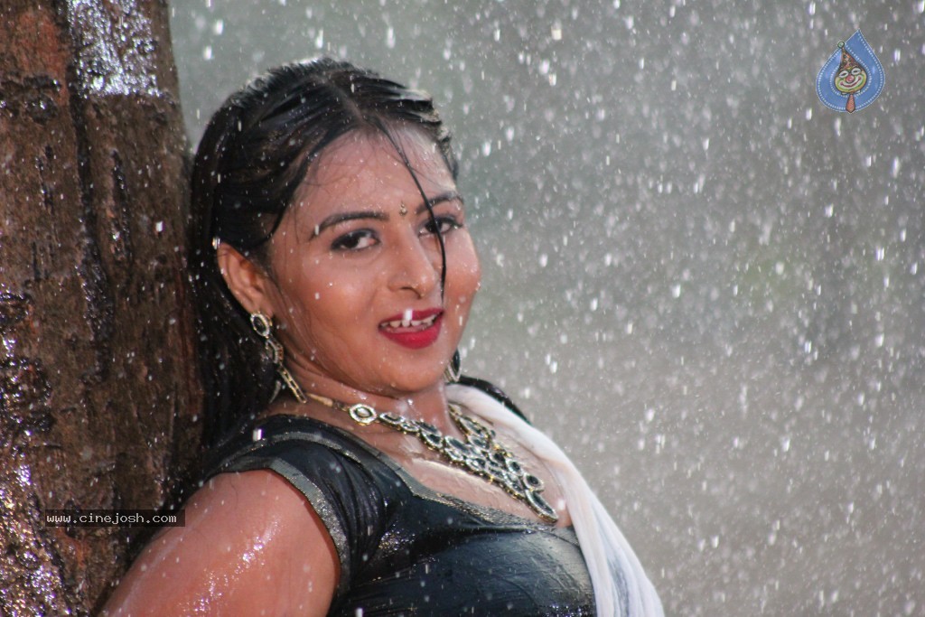 Samvritha Sunil Hot Stills - 16 / 45 photos