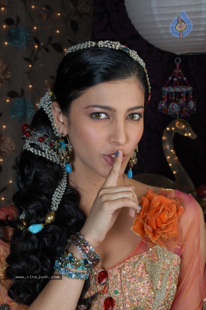 Shruti Hassan Spciy Photos - 6 / 83 photos