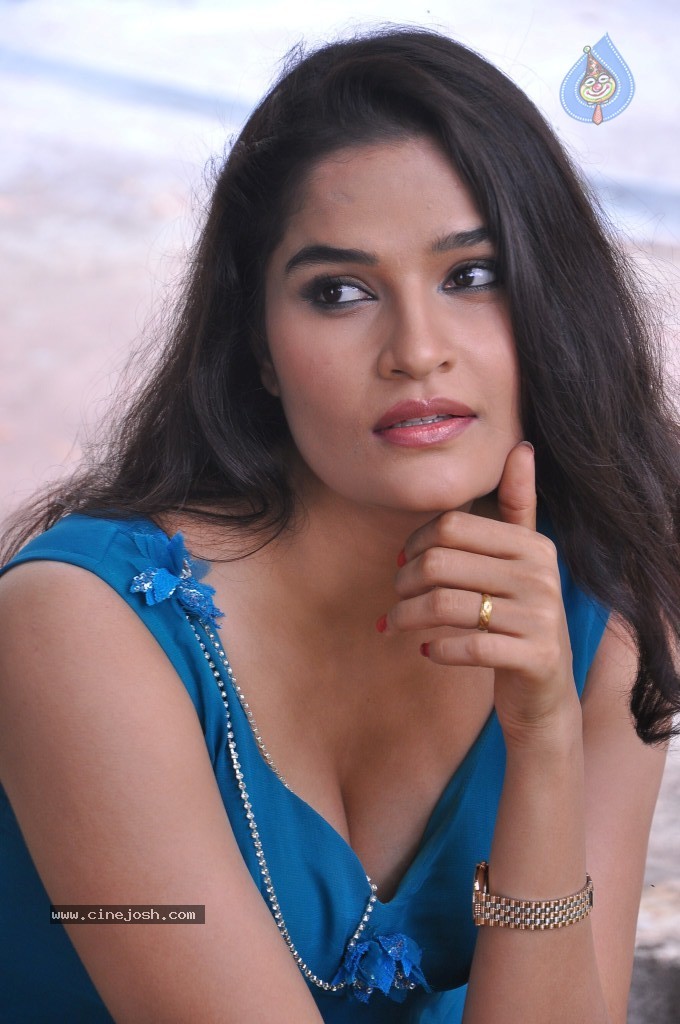 Sneha Thakur Hot Photos - 10 / 117 photos