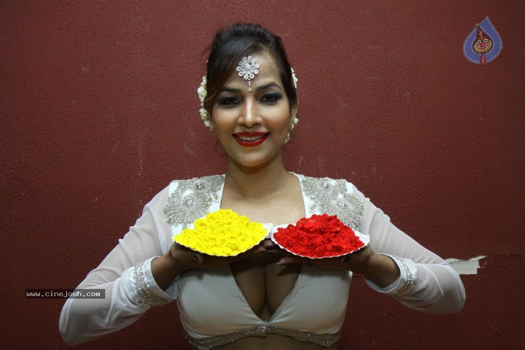 Tanisha Singh Holi Celebrations - 19 / 21 photos