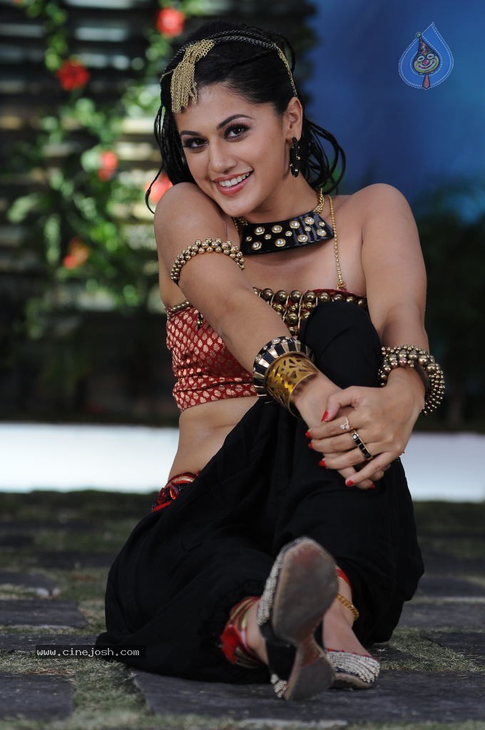 Tapsee Hot Gallery - 17 / 52 photos