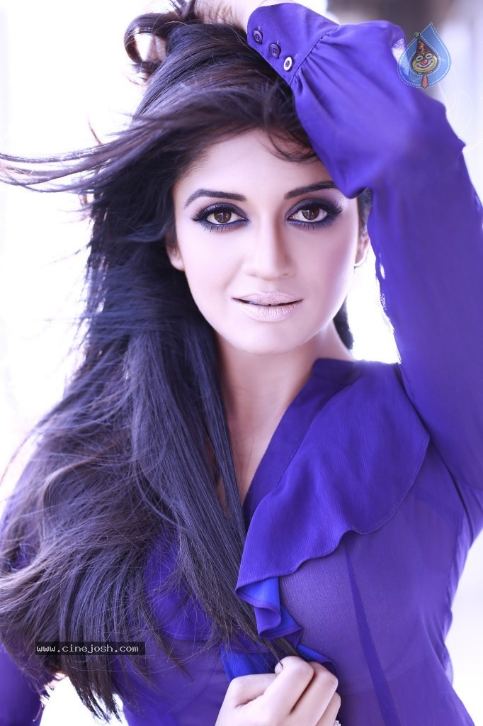 Vimala Raman Latest Portfolio  - 11 / 12 photos