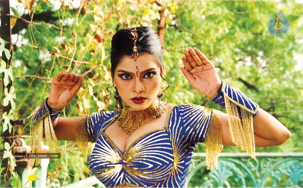 Visha Nagam Tamil Movie Hot Stills - 3 / 12 photos