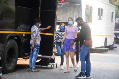 Ananya Panday Snapped On Location Shoot - 2 of 10