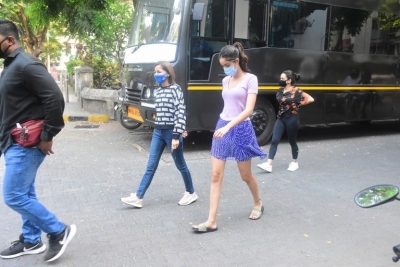 Ananya Panday Snapped On Location Shoot - 10 of 10