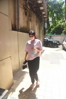 Khushi Kapoor Spotted At Clinic - 4 of 7