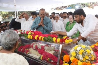 Celebs Pay Final Respect to Taraka Rathna - 9 of 104