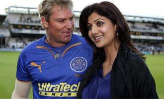 Harsha Bhogle wants a hug from Shilpa.