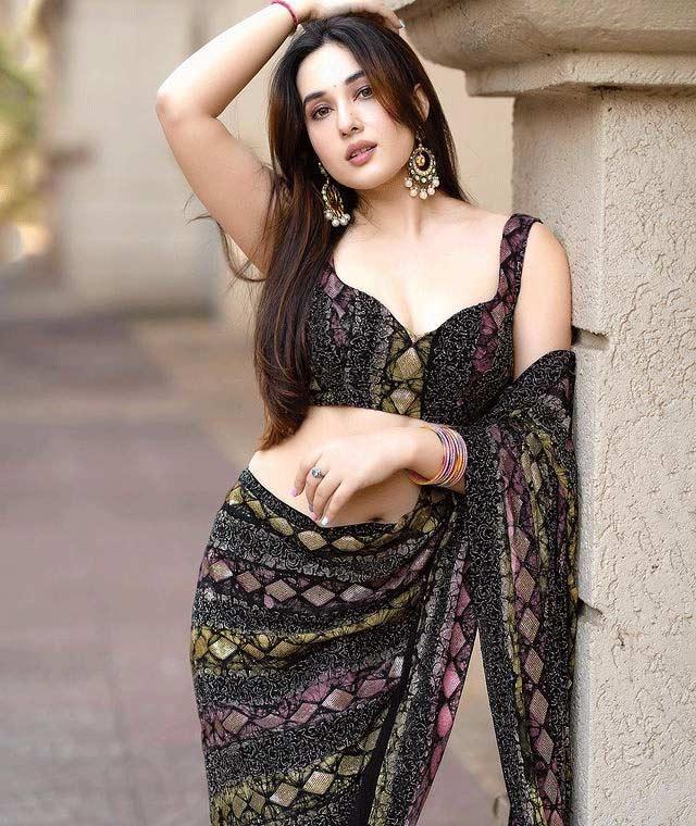Aditi Budhathoki seduces in saree