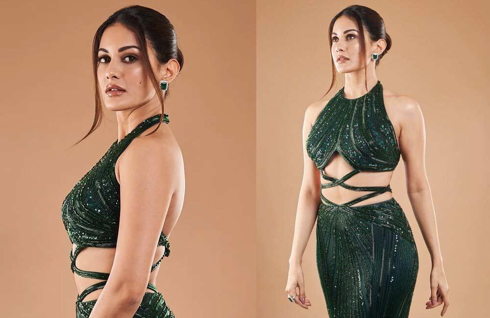 Amyra Dastur flaunts her curves amazingly